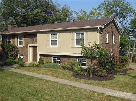 <b><em>LUSH LANDSCAPING, JUST MOVE IN!