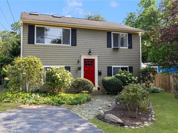 104 Conanicus Rd, Narragansett, RI 02882