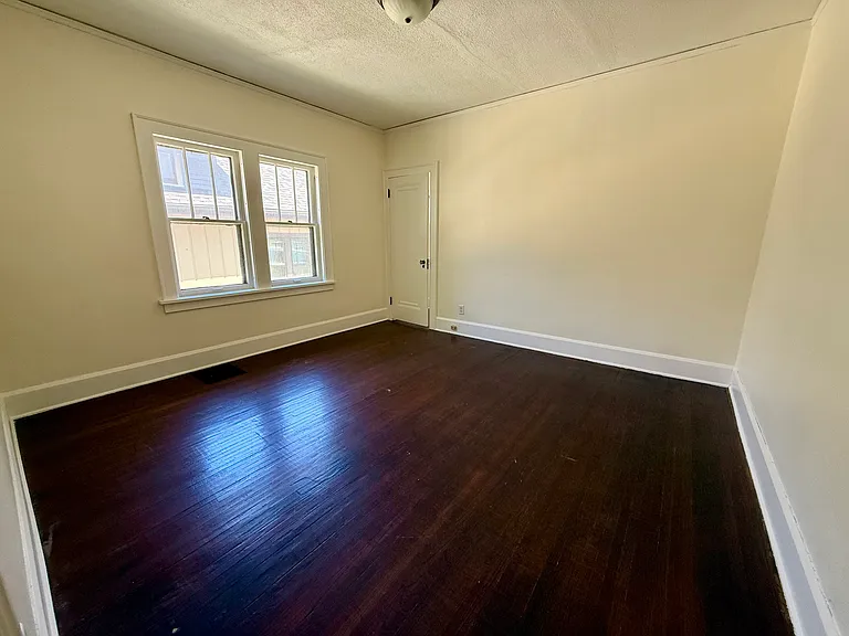 422 Paris Ave — Photo 12