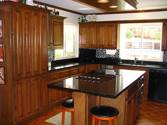 Kitchen : Kitchen window with pool view