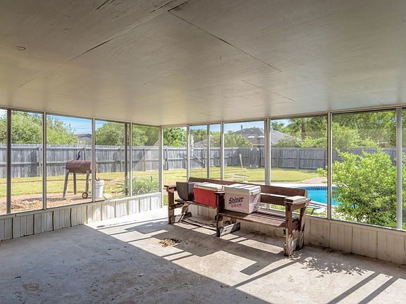 4th image of 702 Ebony Ln