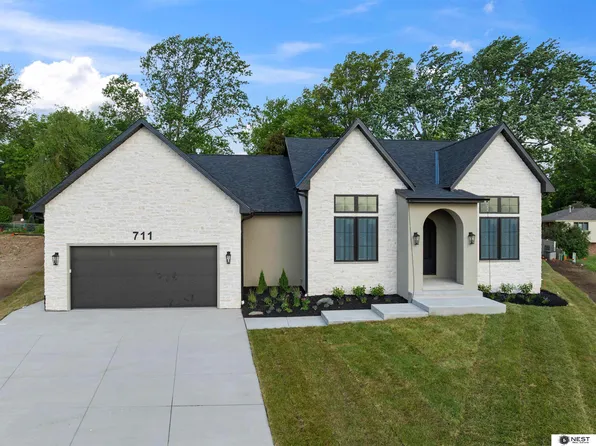 711 Yearling Ct, Lincoln, NE 68520