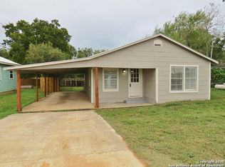 602 S 6th St, Stockdale, TX 78160