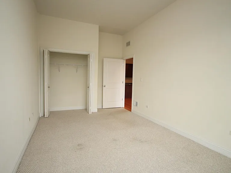 4651 N Greenview Ave #208 — Photo 17