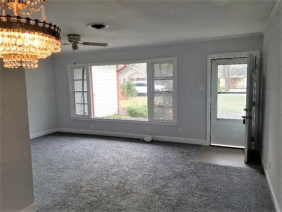 4th image of 2417 Pecan St