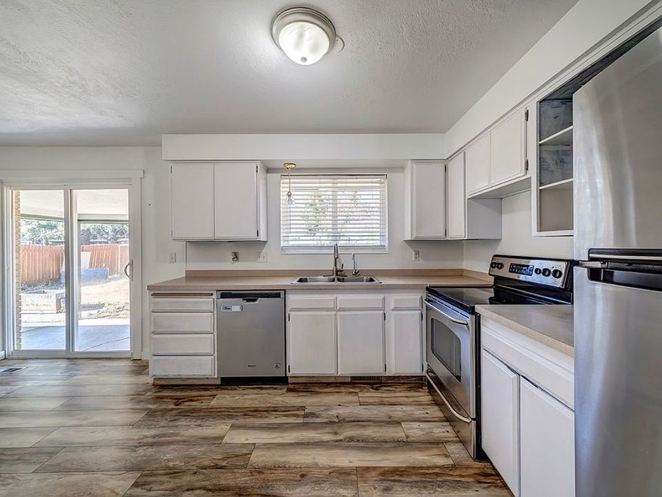 Kitchen has washer and dryer