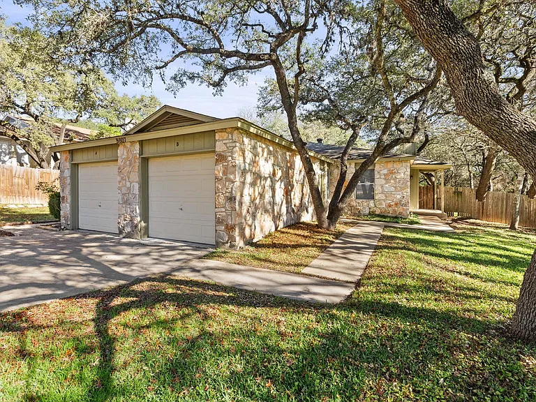 9807 Hundred Oaks Cir #B — Photo 1