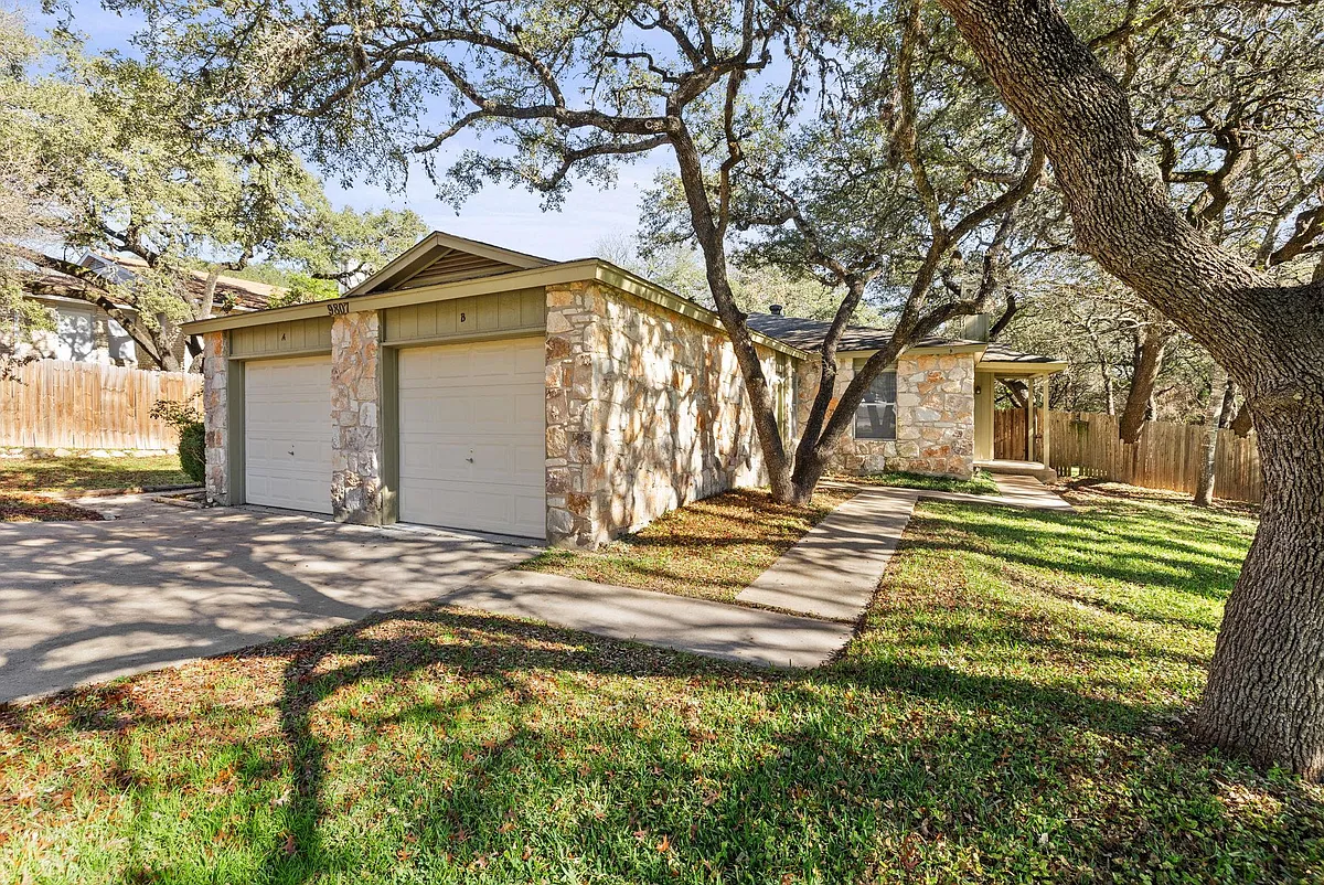 Building Photo - 9807 Hundred Oaks Cir #B