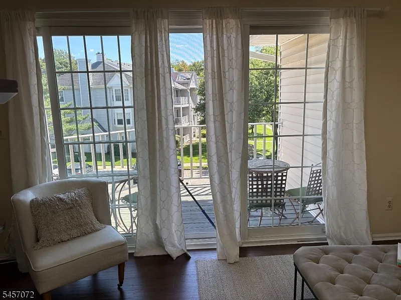 2 bed, 2.0 bath, 1047 sqft, $3,000 — Photo 3