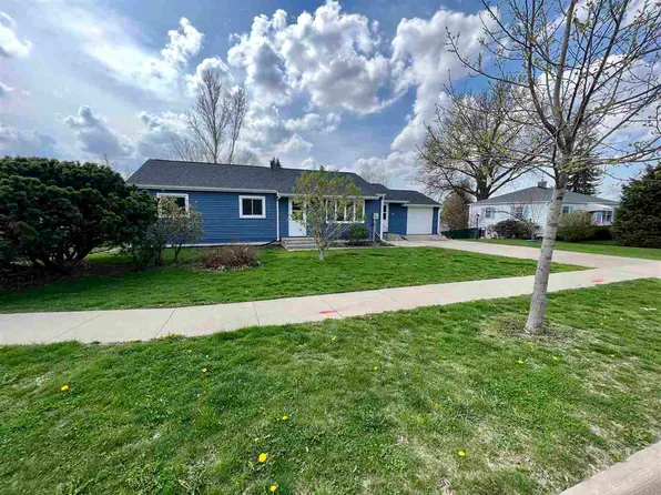 606 2nd St SW, State Center, IA 50247