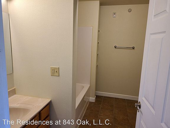 5th image of 843 Oak Ave N #220