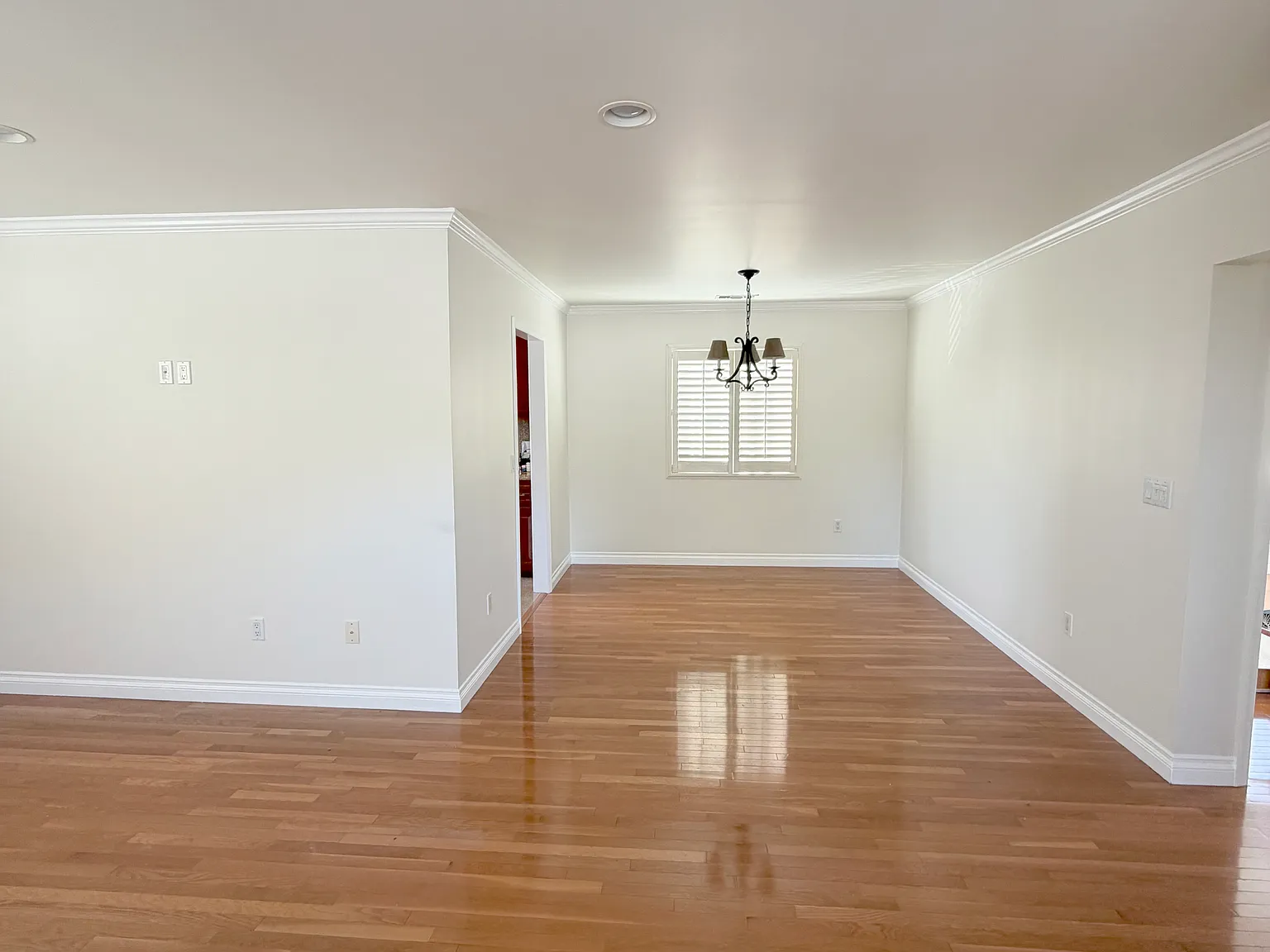 1513 N Altadena Dr — Photo 2