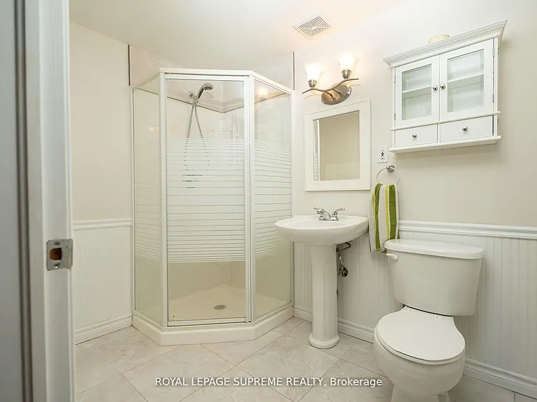 31 1/2 Thorold Rd E — Photo 11