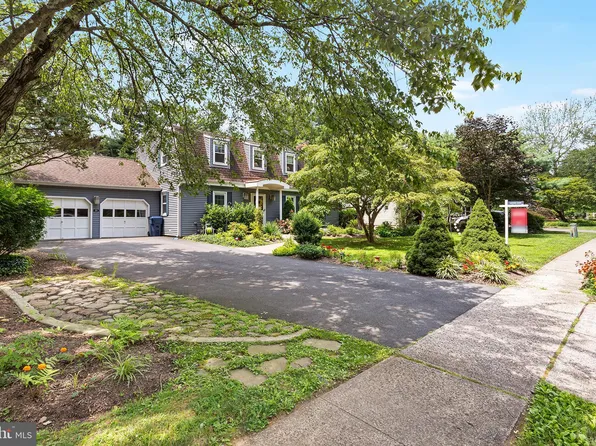 20 Springwood Dr, Lawrence Township, NJ 08648