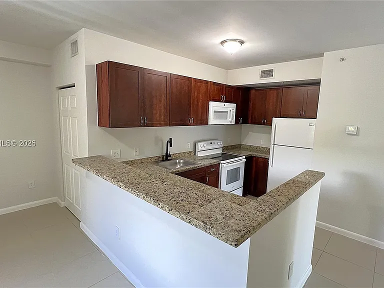 909 SW 15th Ave #1 — Photo 4