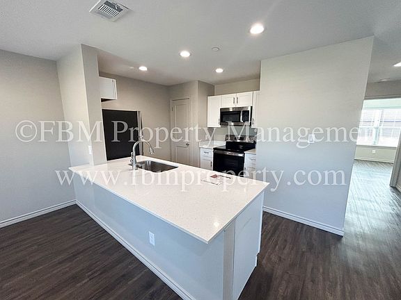 4th image of 1203 N Clay St #611
