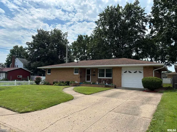 402 Sheridan Rd, Pekin, IL 61554