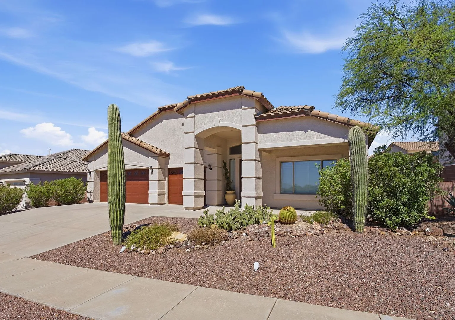 Elegant Home in Exclusive Gated Community near St. Phillips Plaza — Photo 3