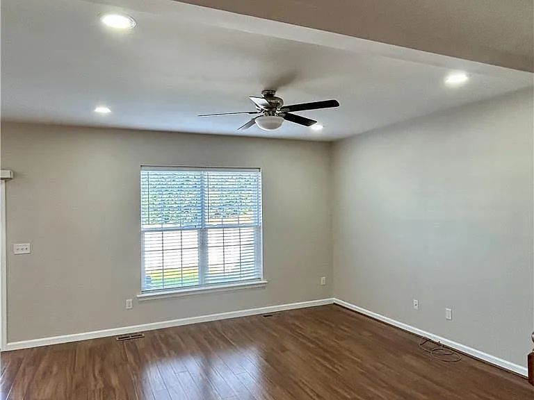 306 Milkweed Dr — Photo 3