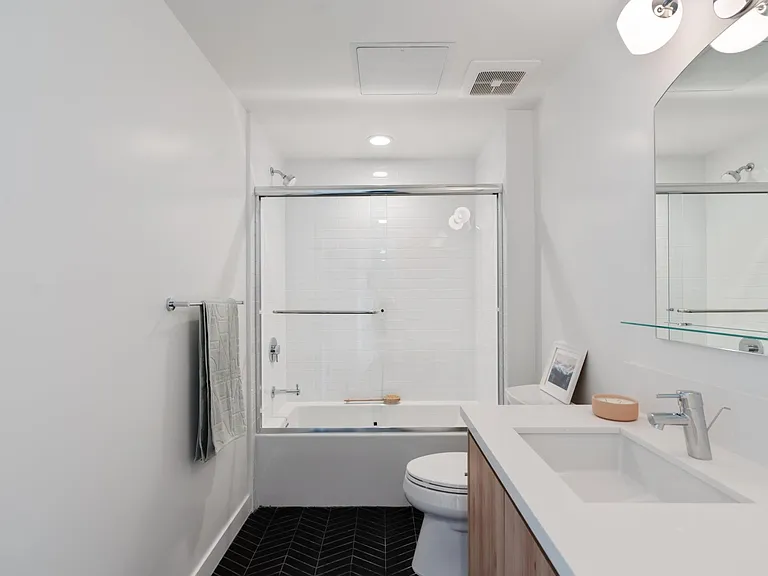 426 N Alexandria — Photo 13