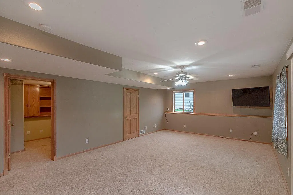 4 bed, 2400 sqft, $2,000 — Photo 2