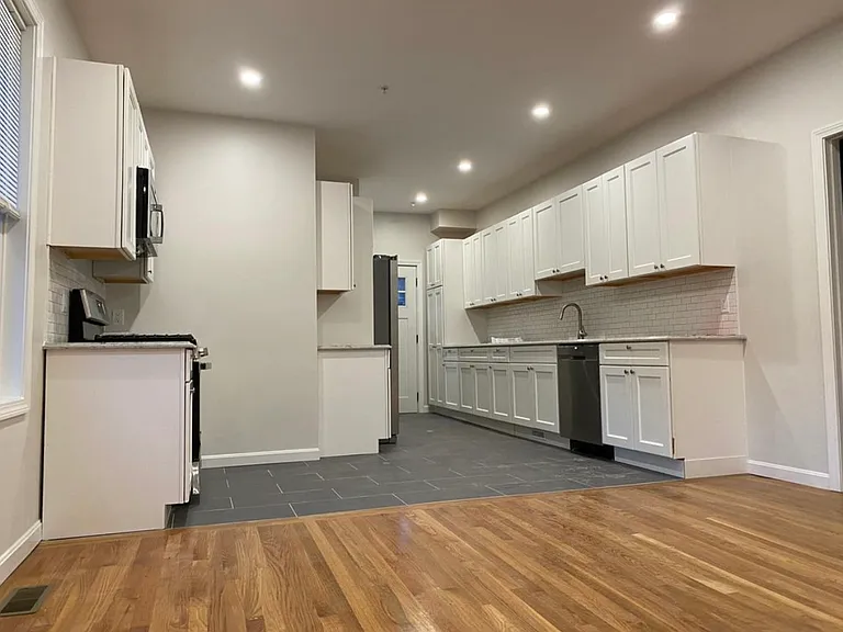 9 Adams Ter #1 — Photo 1