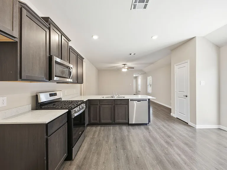 3921 Oak Creek Cir — Photo 11