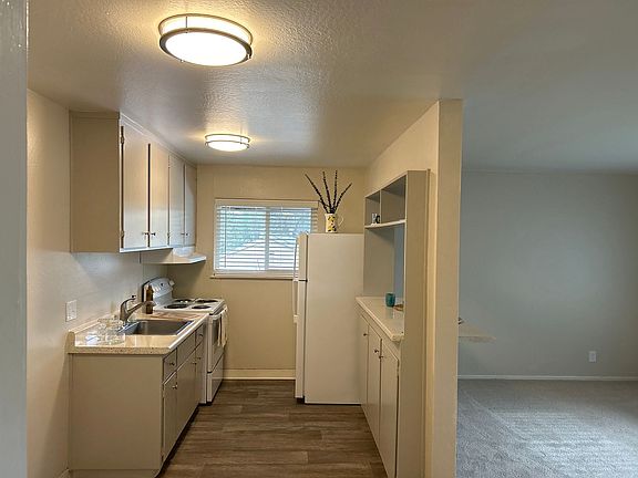 2nd image of 2941 Marconi Ave APT 27