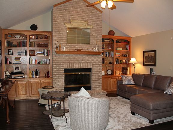 3rd image of 1050 Peony Ln