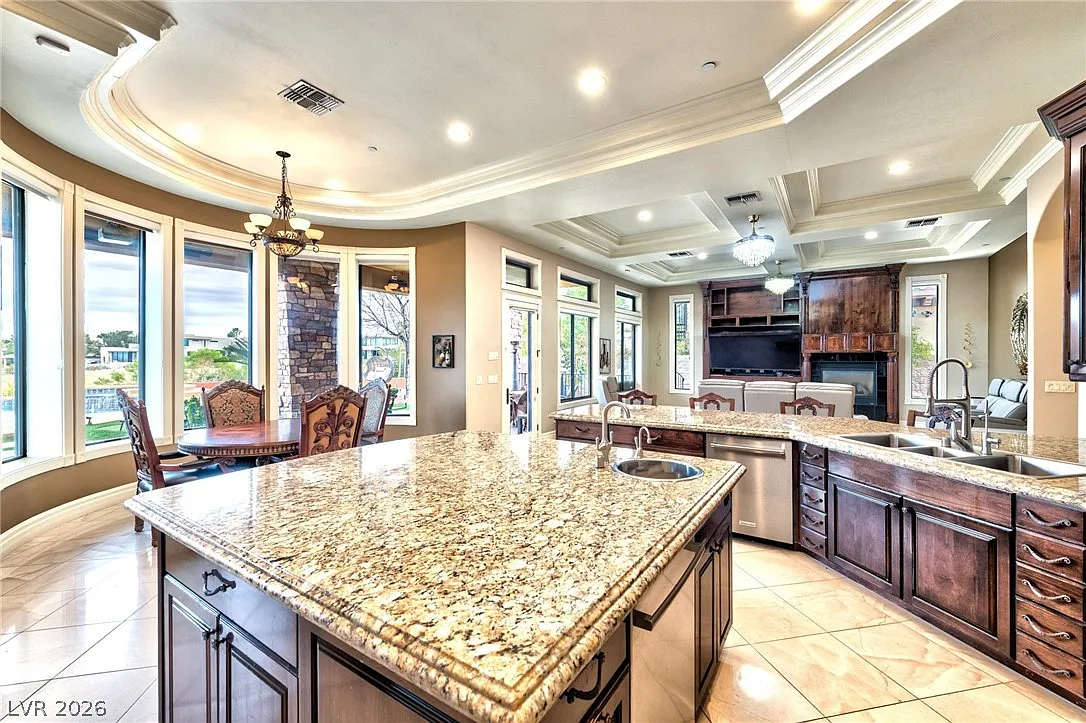 6 bed, 7.5 bath, 7177 sqft, $10,000 — Photo 4