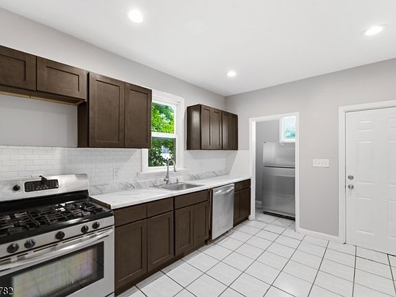 5th image of 318 Grove St