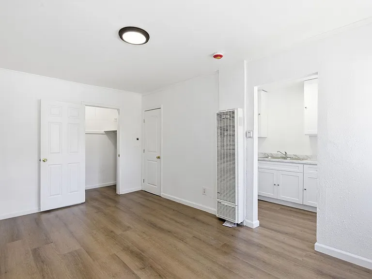 11901 S San Pedro St — Photo 2