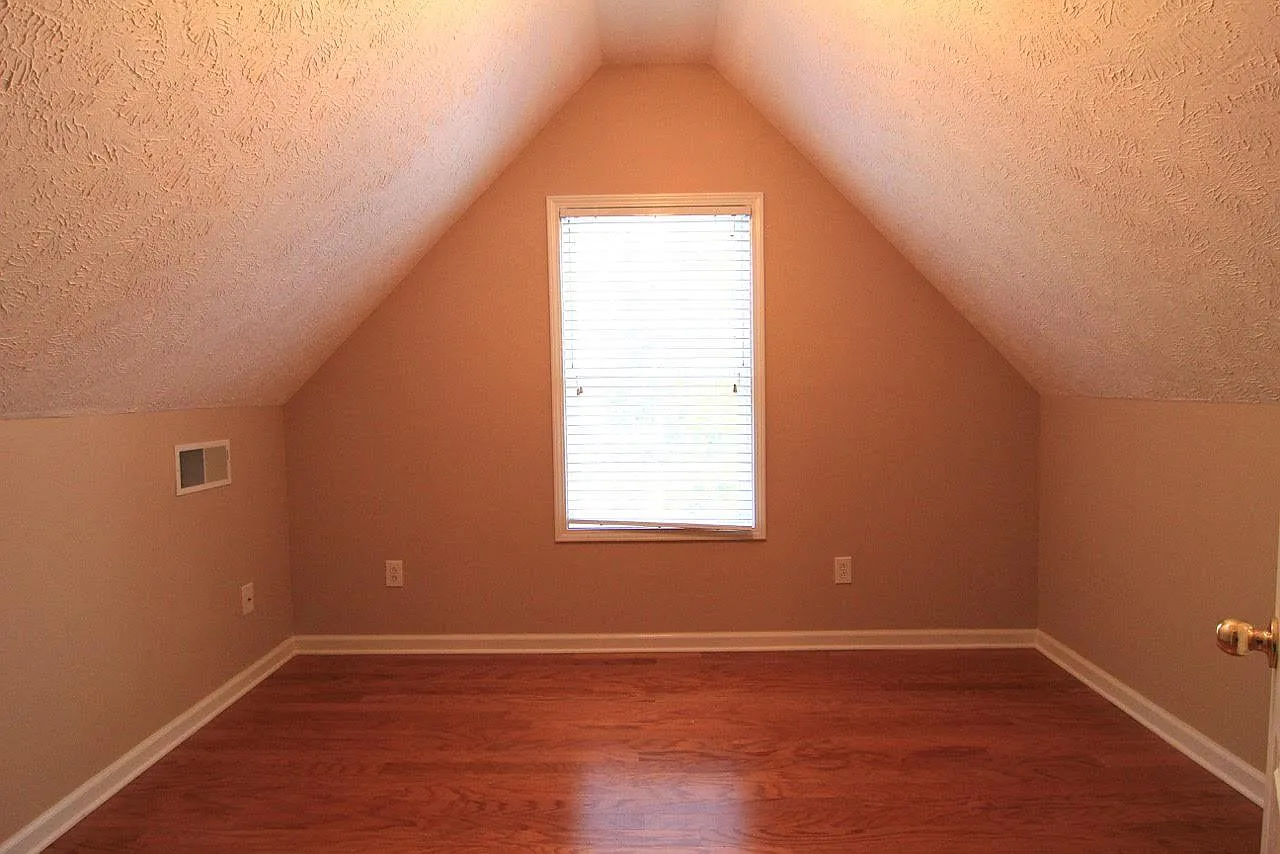 Coming Soon! 4 Bedroom 2 Bath Over 1500 Sq Feet. Large Yard. $1795 Per Month. — Photo 3