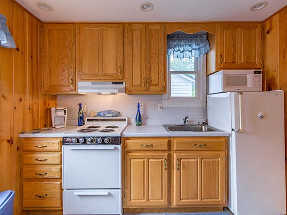 3rd image of 19 E Grand Ave #9
