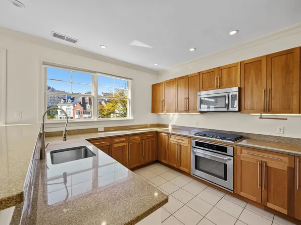 1 Intrepid Place image 14 of 38