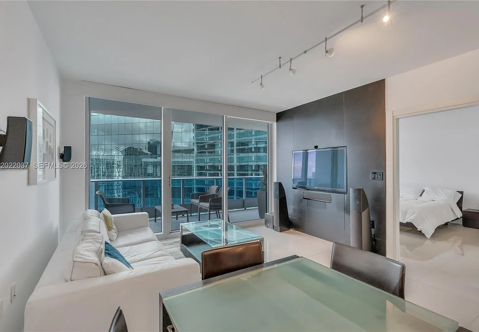 1 bed, 822 sqft, $3,950 — Photo 2