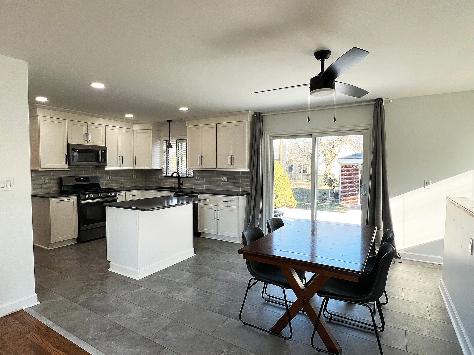 3 bed, 2.0 bath, 1050 sqft, $2,875 — Photo 2