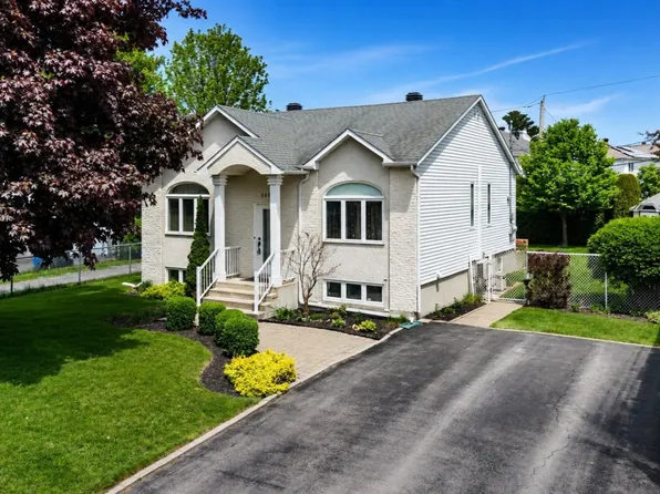 886 Rue Du Petit Bonheur, Blainville, QC J7C 4X2