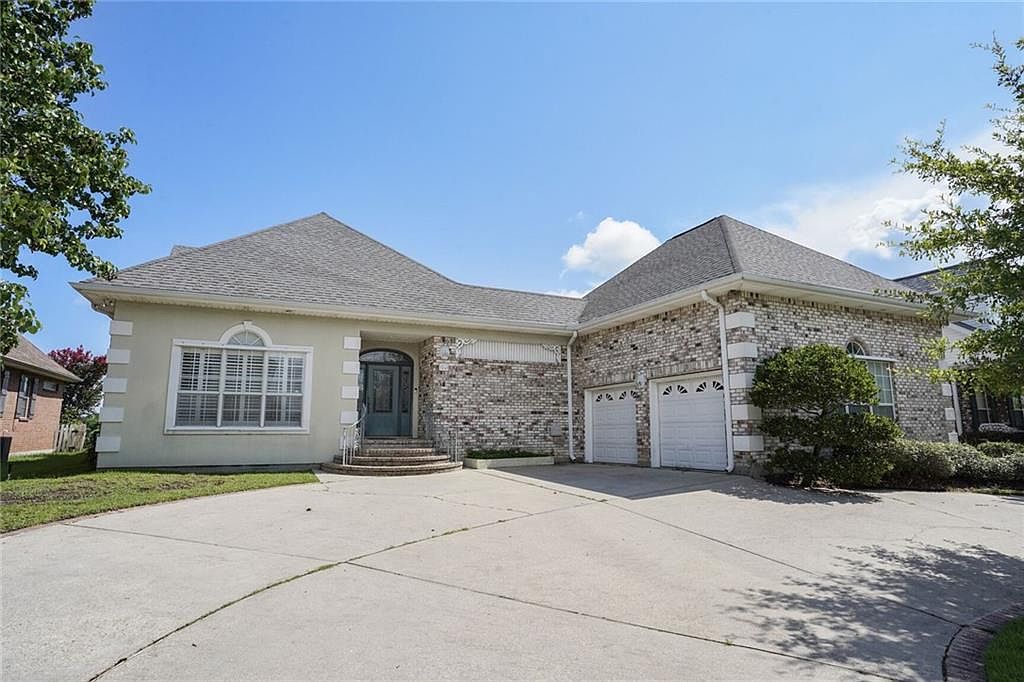 56 Oak Tree Dr