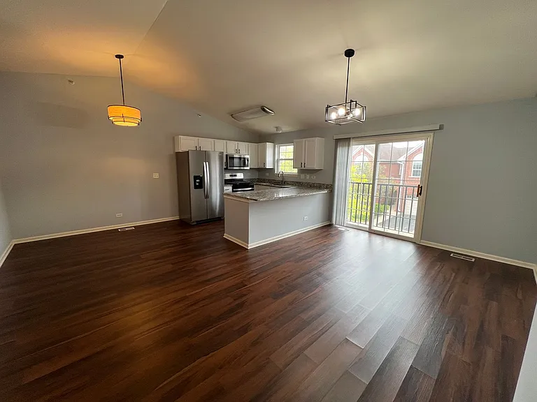 979 Kensington Dr — Photo 2