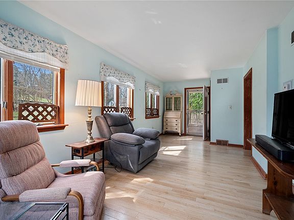 3rd image of 246 Byron Rd