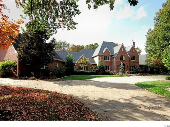 8 Huntleigh Woods Dr, Saint Louis, MO 63131