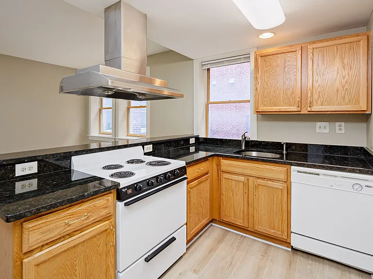 Astor Court Apartments — Photo 5
