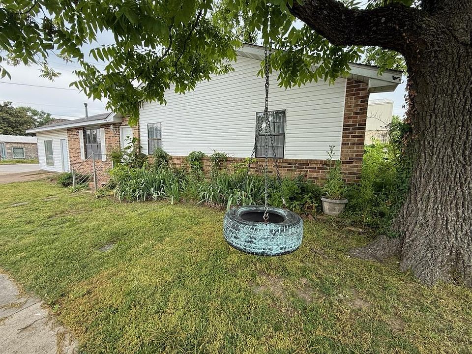 1st image of 301 Luyster Street