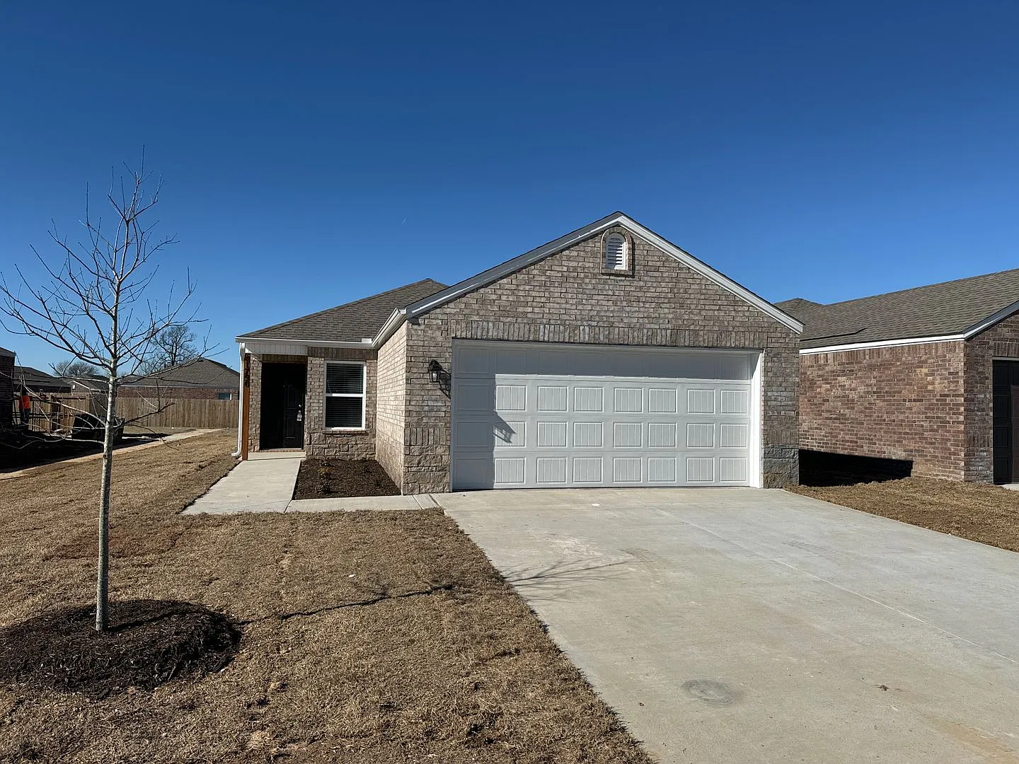 Pre-Leasing Now! Get a Head Start On Your Next Move! | Modern 3 Bedroom, 2 Bathroom Home in Barbe... — Photo 3