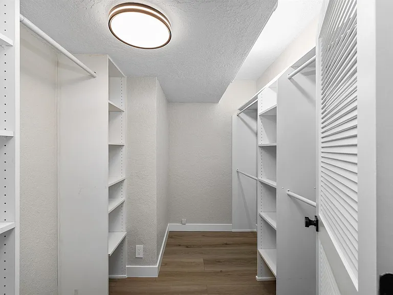 2701 NE 6th Ave — Photo 9