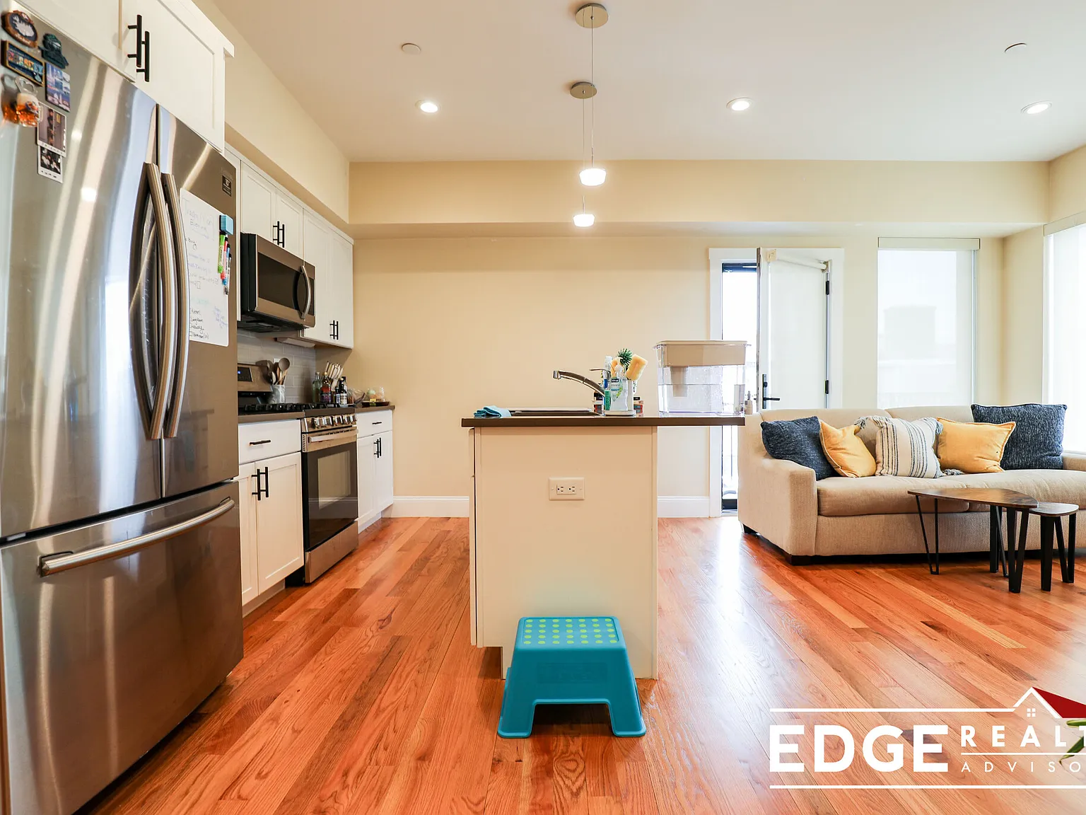 3 bed, 1100 sqft, $4,200 — Photo 2
