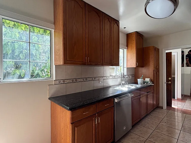 221 S Commonwealth Ave — Photo 21