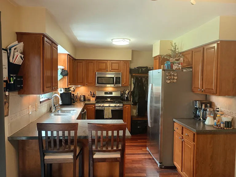 Stainless steel appliances, garbage disposal, breakfast bar, and undercabinet lighting in the kitchen