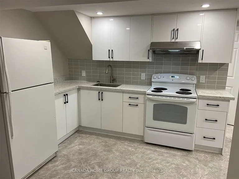 435 Lynett Cres #LOWER — Photo 4